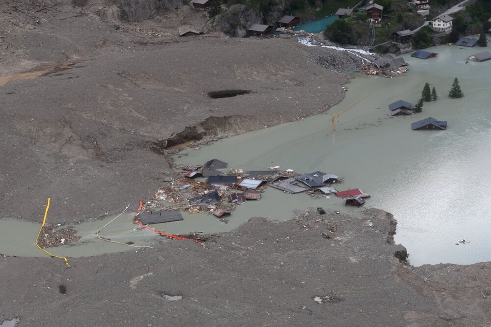 Beim Abfluss des Sees wurden Ölsperren installiert.